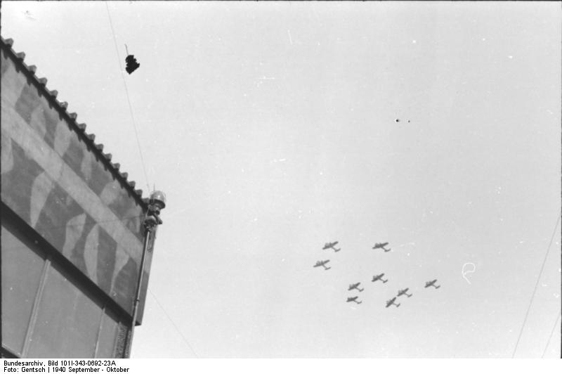 Formation von Flugzeugen Dornier Do 17 am Himmel