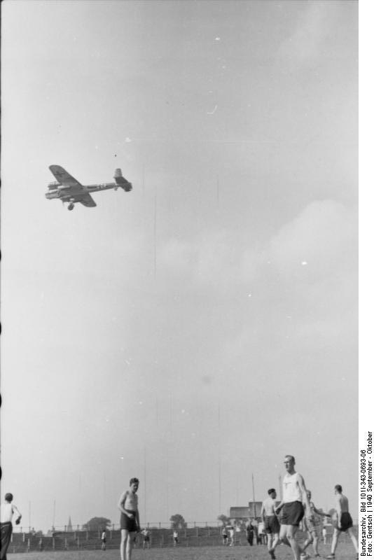 Dornier Do 17 über Soldaten beim Sport