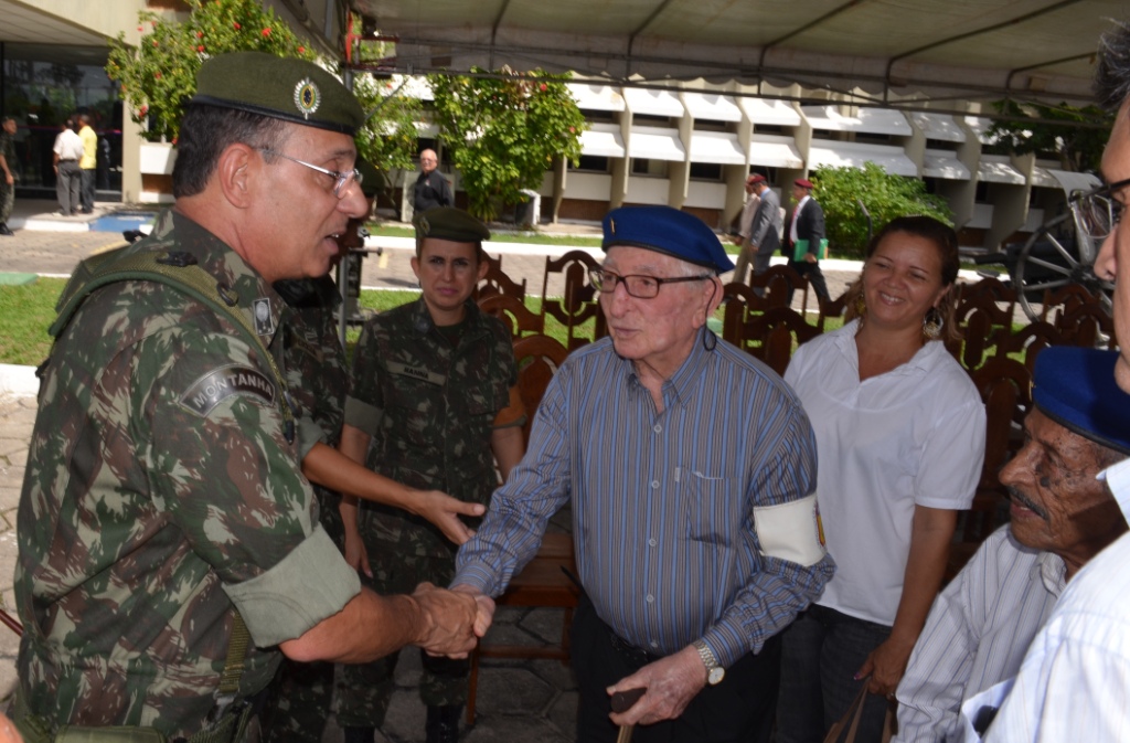 General Jesus Correia cumprimenta o Veterano Rigoberto Souza