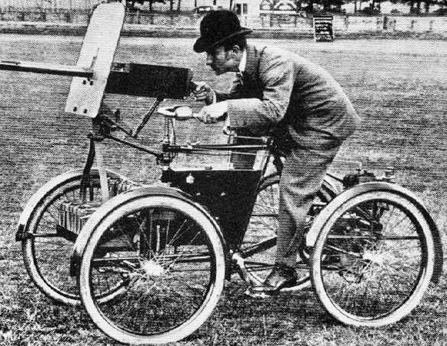 Chrysler TV8 - Quadriciclo Blindado – 1899 - Este quadriciclo, que pode ser considerado o primeiro veículo blindado do mundo, era equipado com uma metralhadora Maxim com munição para 1000 disparos, um escudo metálico para proteger o atirador e motor a combustão que lhe dava autonomia de aproximadamente 200 km.