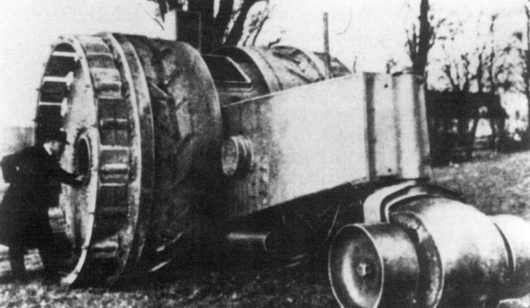 Treffas Wagen – 1917 - O Ministério de Guerra da Alemanha encomendou este tanque de 18 toneladas com rodas dianteiras de aproximadamente 3,3 metros de diâmetro. As rodas ficavam nas extremidades do habitáculo, onde quatro tripulantes dividiam as tarefas de pilotar, cuidar da munição, direcionar e disparar. Tinha um canhão de 20 mm e duas metralhadoras calibre 30. O único protótipo fabricado não passou da fase de testes