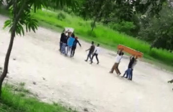 加油站抢劫案：两名抢劫犯被人欢喜下葬
