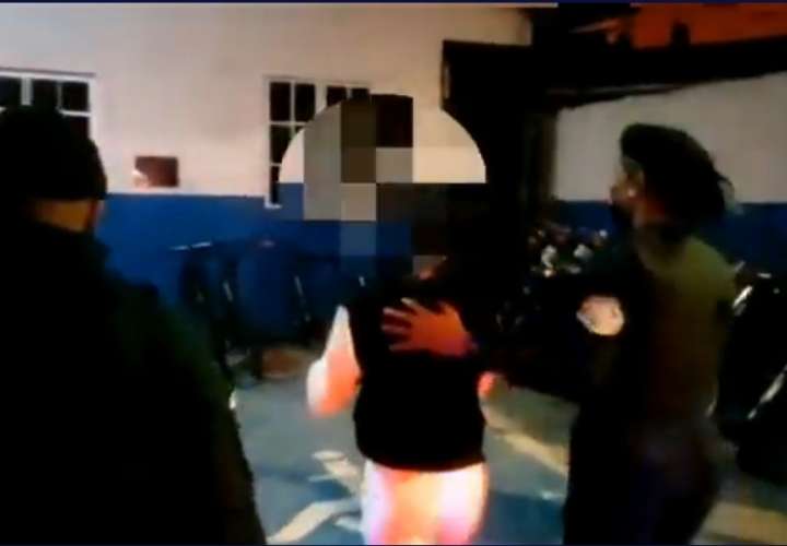 三人在Bella Vista地区因企图盗窃商店后被捕