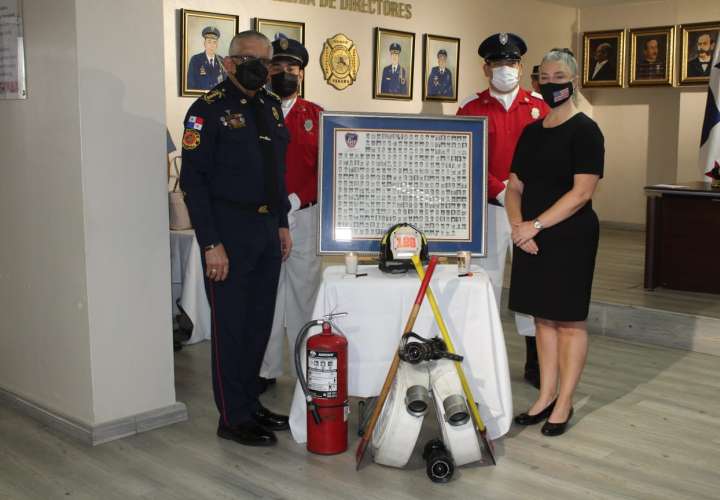 巴拿马消防员向9/11事件的英雄致敬