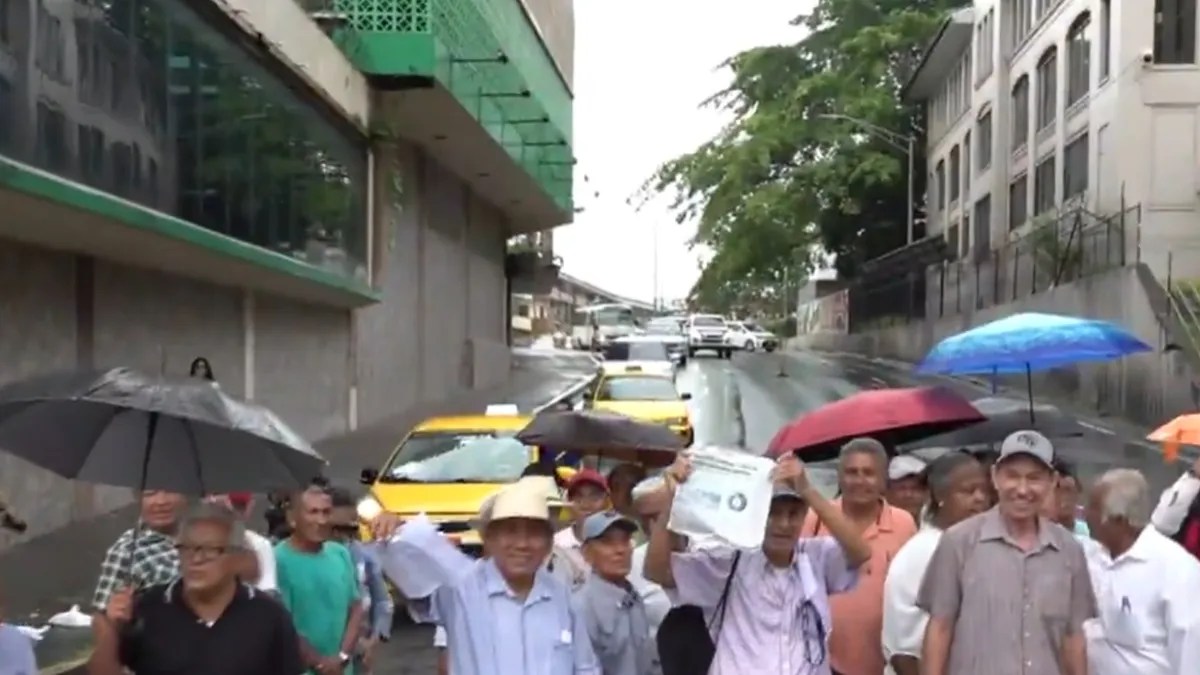 退休人员封路抗议 要求通过将最低养老金提高至600巴波亚的法案