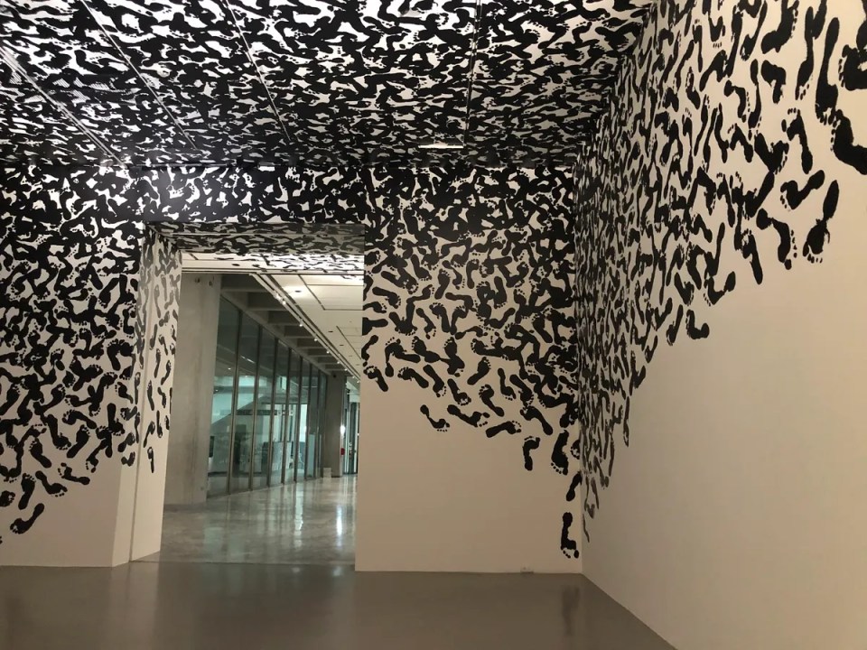 北美館展覽「飛地：一部自傳的誕生」-蕾琴娜·希維拉（ Regina SILVEIRA ）作品《入侵系列：冒險故事》， 2024 現地製作版），數位輸出、卡點西德。