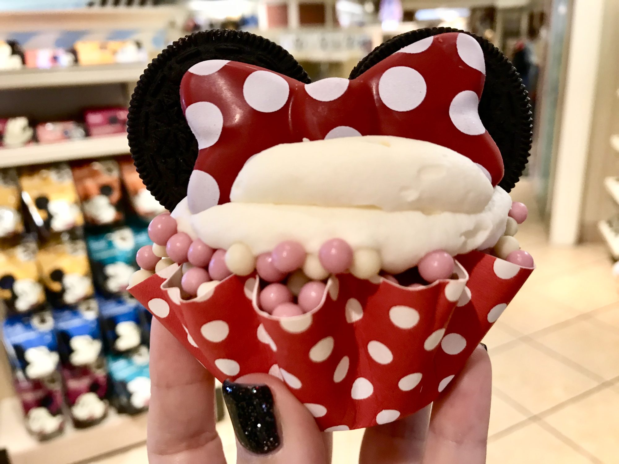 Minnie and Goofy Cupcakes Sweeten Up the Beach Club