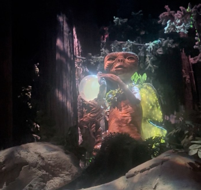 Universal Orlando Sets E.T. Refurbishment to Start Next Month e t alien from queue