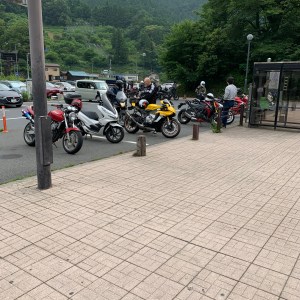 沢山のライダーたちで盛り上がる道の駅 果樹公園あしがくぼにて