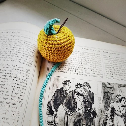Crochet apple bookmark Small factory of dreams