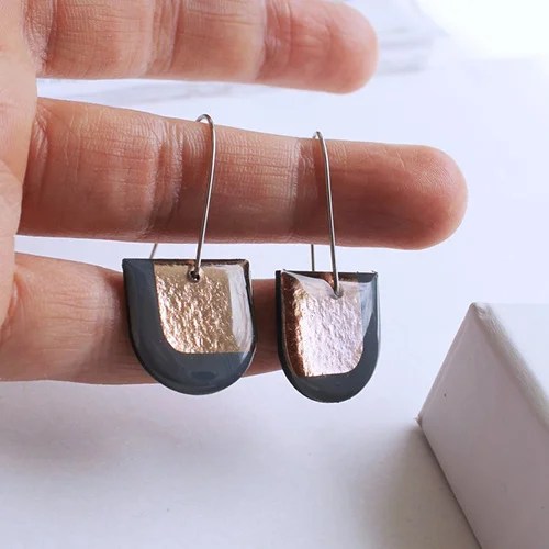 U shaped dangle earrings - Grey/copper DANA Jewellery