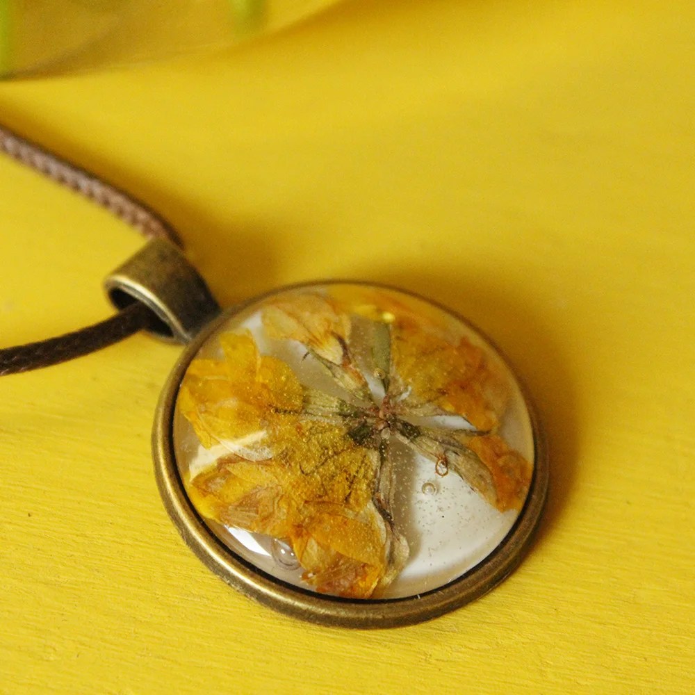 Irish flowers necklace - Faux leather Flower beauty