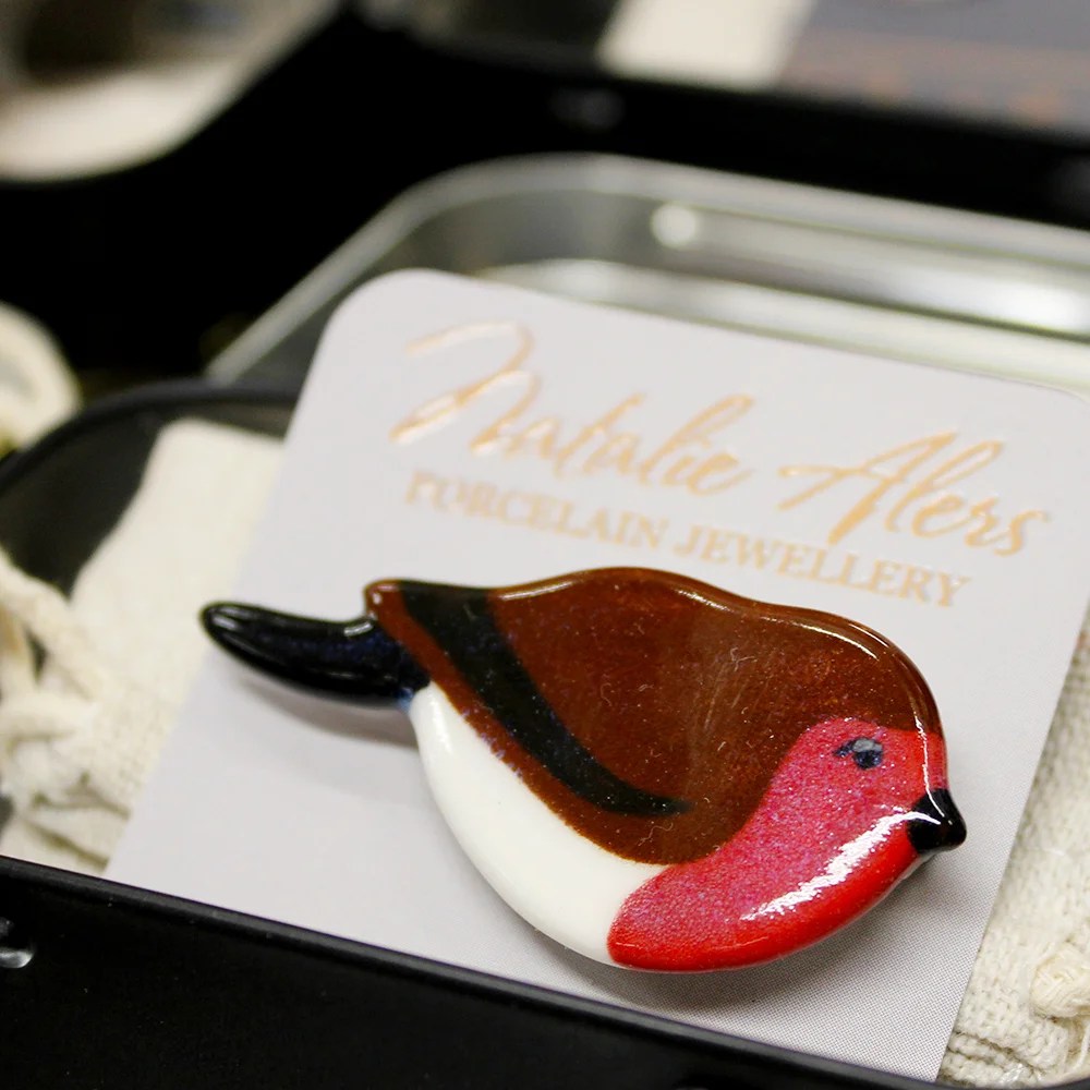 Porcelain bird brooch - Brown and red Natalie Alers Jewellry