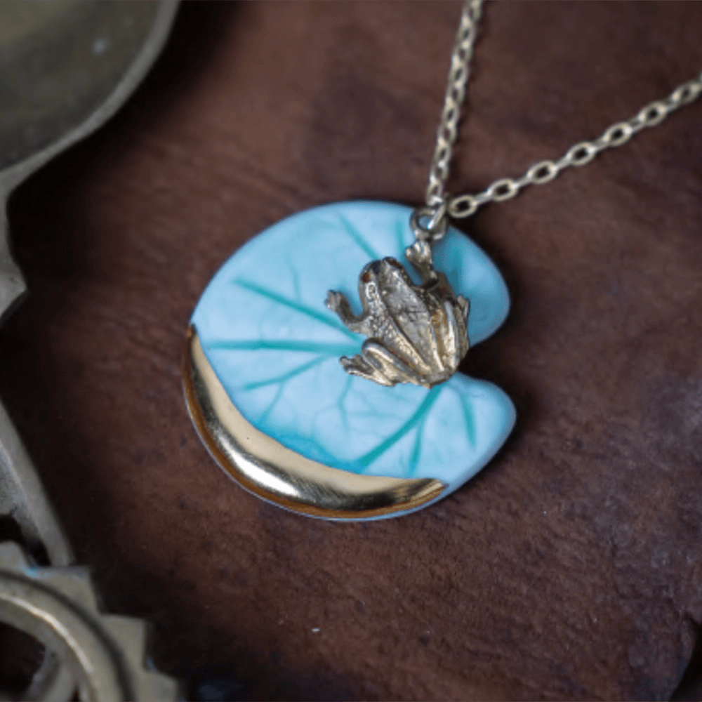 Danu porcelain necklace - Frog