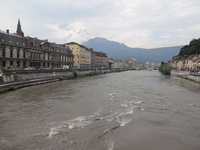 Grenoble along l'Isère