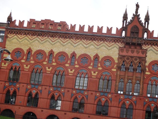 Rare architectural colour in Glasgow