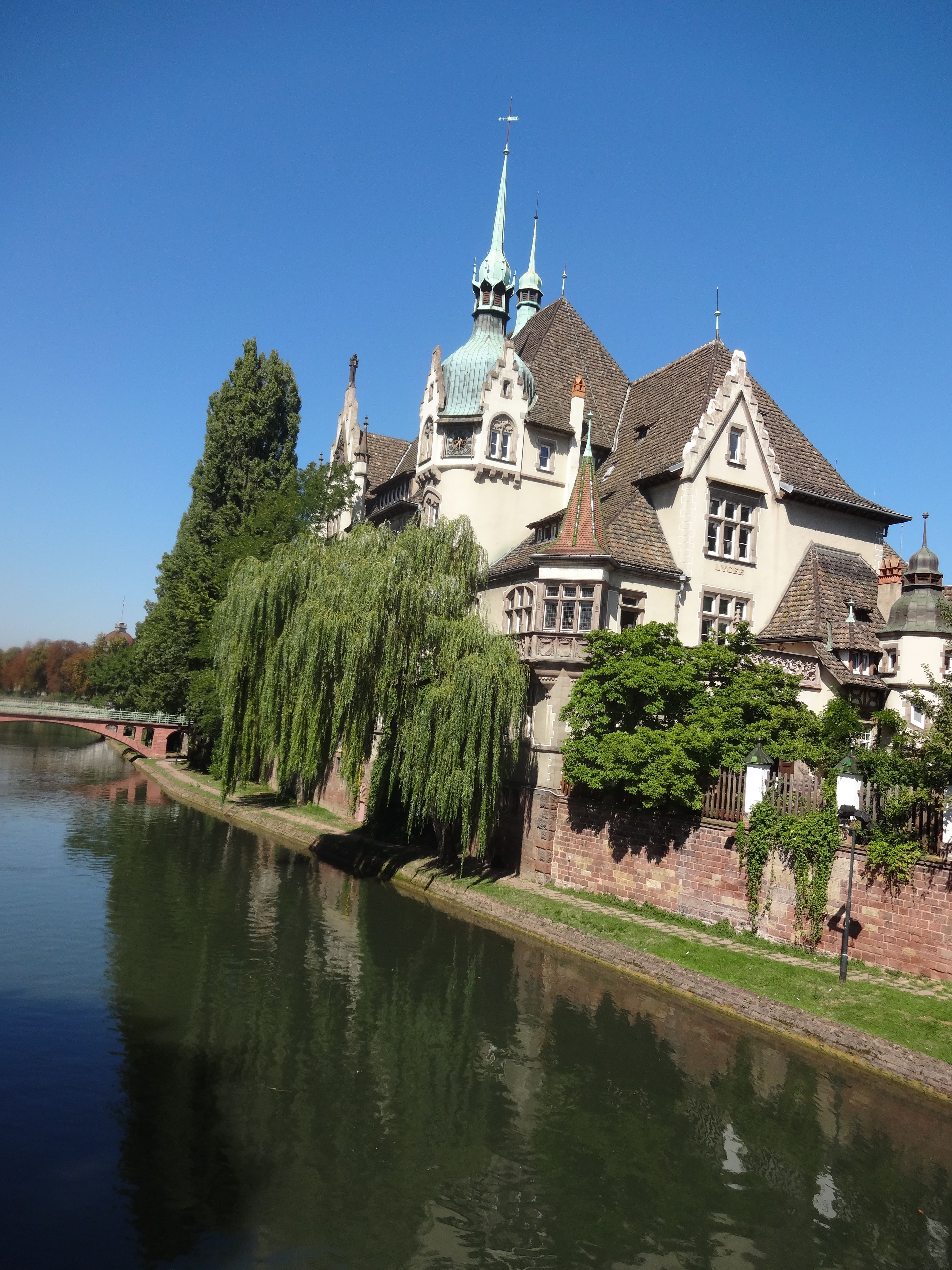 Lycée International des Pontonniers on the L'Ill