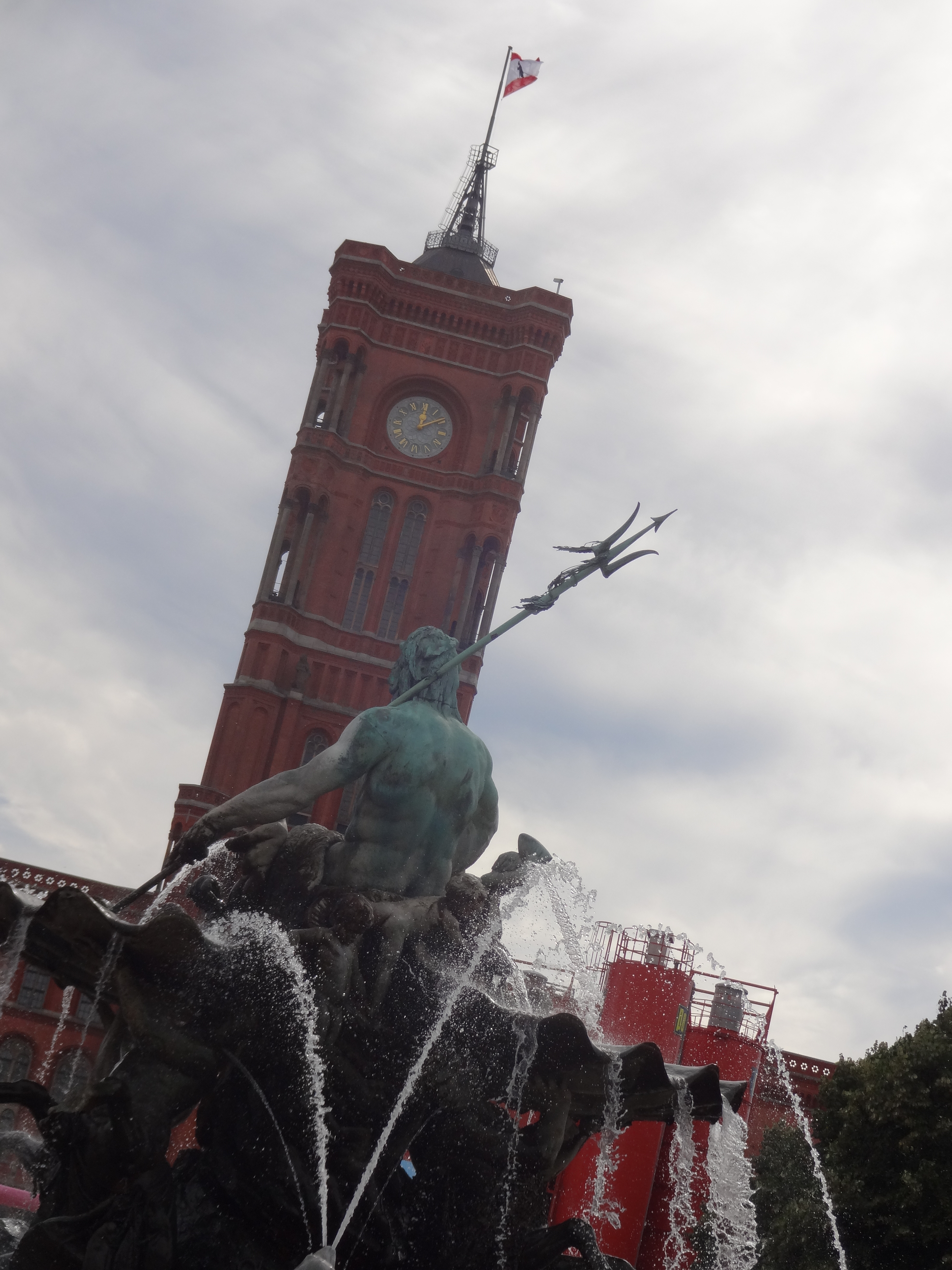 Neptunbrunnen in front of the Rotes Rathaus