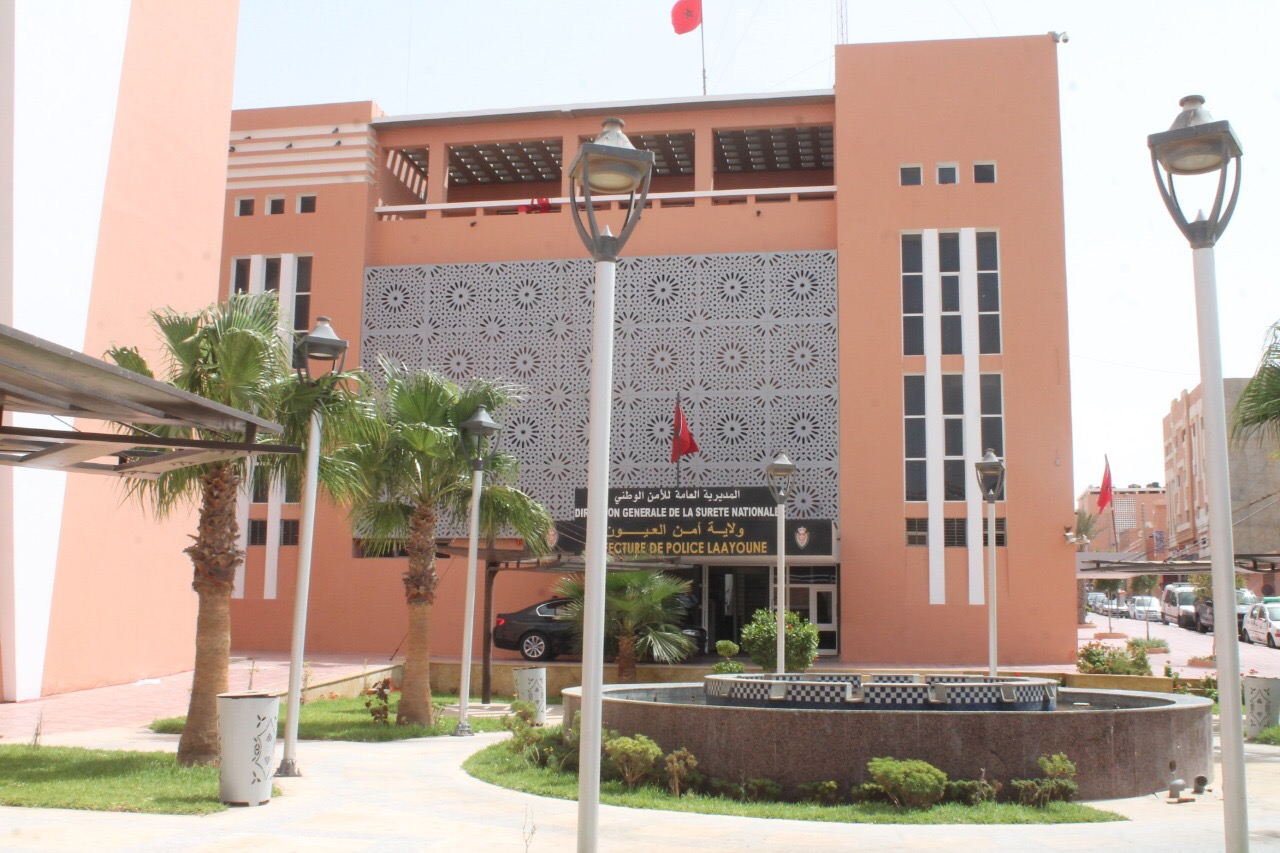 أمن العيون يلقي القبض على أربعة مبحوث عنهم أحدهم شخص غرر بقاصر..