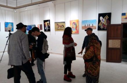 العيون تحتفي بالإبداع التشكيلي في ليلة الأروقة السنوية