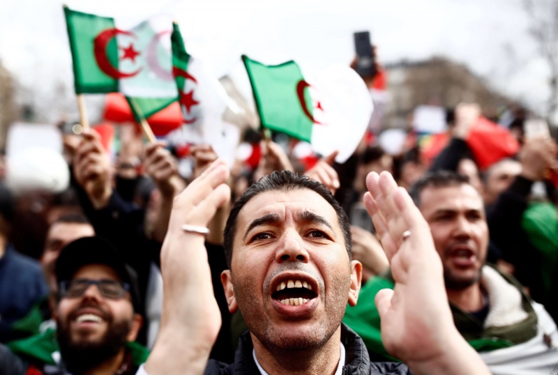 بعد استقالة بوتفليقة.. الشعب الجزائري يواصل نضاله للإطاحة بكل رموز النظام المنكوب..