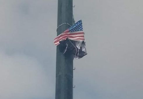 شاب صحراوي ببوجدور يحمل العلم الأمريكي ويهدد بالإنتحار من أعلى عمود كهربائي