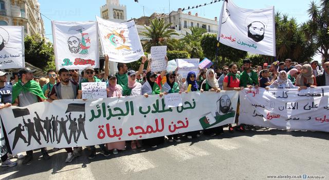الجزائر: الطلبة يعودون للشارع للتظاهر رفضا للانتخابات الرئاسية..