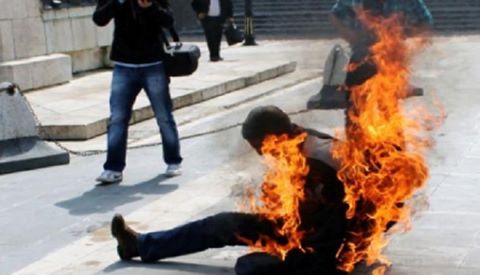 مواطن جزائري يضرم النار في جسده بالرباط
