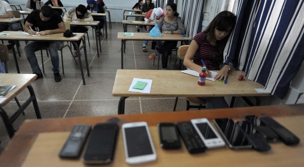 إعدادية بالسمارة تُتلف هواتف التلاميذ في الماء عقاباً على الغش والتشهير!