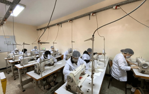 مقابل تعويضات.. نزلاء بـ21 سجنا مغربيا يصنعون 20 ألف كمامة يوميا