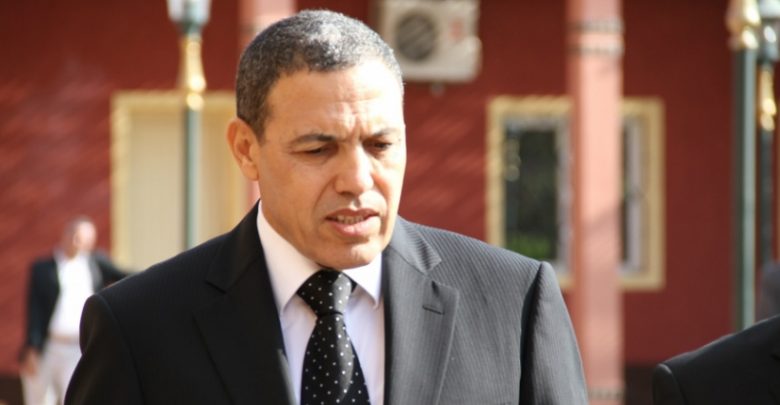 استجابة لتعليمات جلالة الملك؛ والي العيون “بكرات” يوزع أقنعة واقية على المواطنين