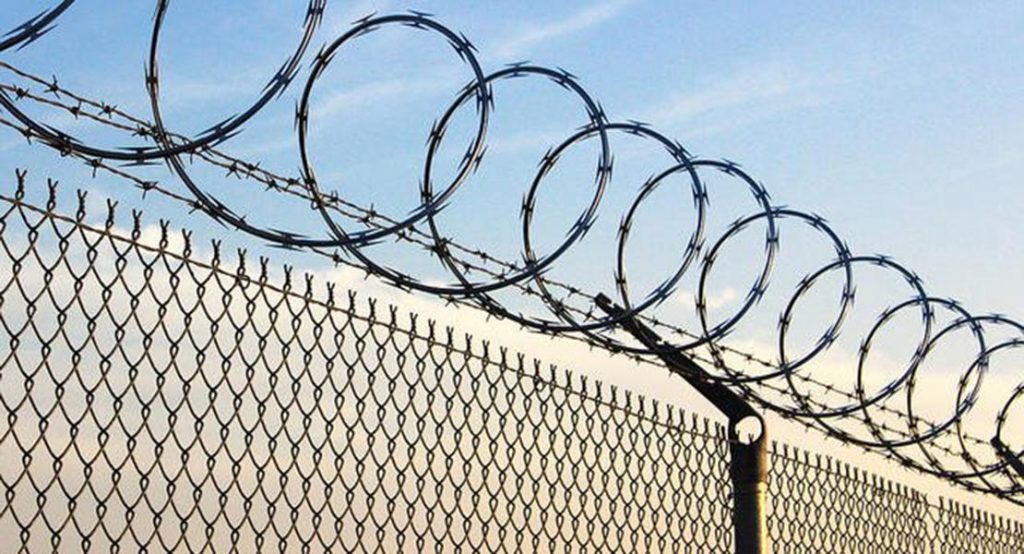 وسائل إعلام إسبانية: المغرب أبلغ إسبانيا بوضع أسلاك شائكة لمنع تدفق المهاجرين إلى سبتة المحتلة