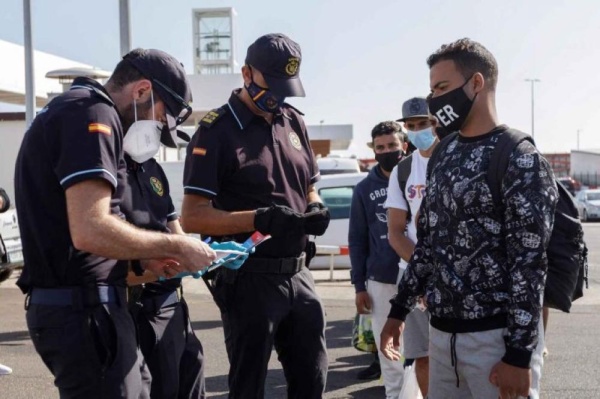 حزب إسباني يطالب بطرد المهاجرين من سبتة ومليلية