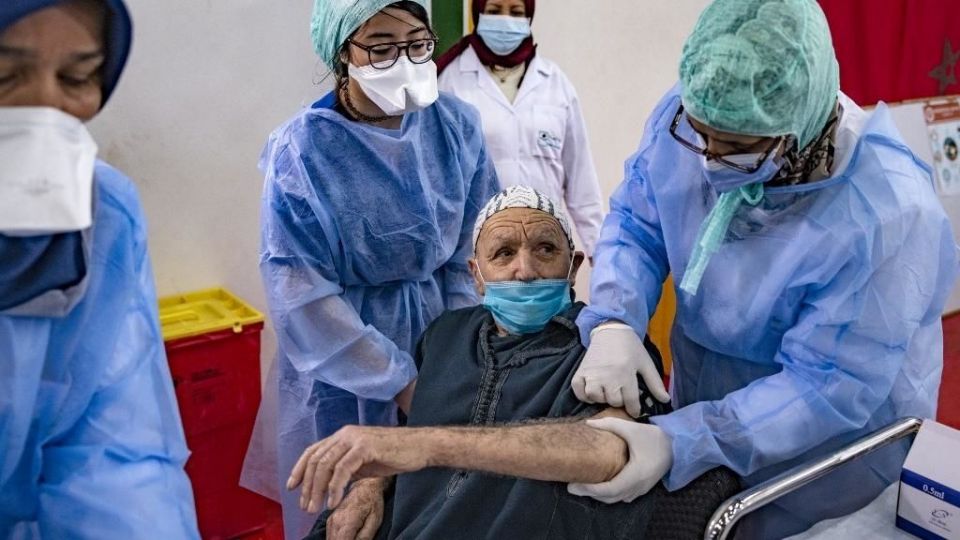 An elderly Moroccan man receives a dose of the COVID-19 vaccine at an inoculation centre in the city of Sale on january 29, 2021. - A country of 35 million people, Morocco has registered nearly half a million cases of the Covid-19 illness and 8,224 deaths, battering the country's economy and forcing a renewed curfew from December 23. The virus has ravaged the densely populated cities of Casablanca and Sale, near Rabat. (Photo by FADEL SENNA / AFP)