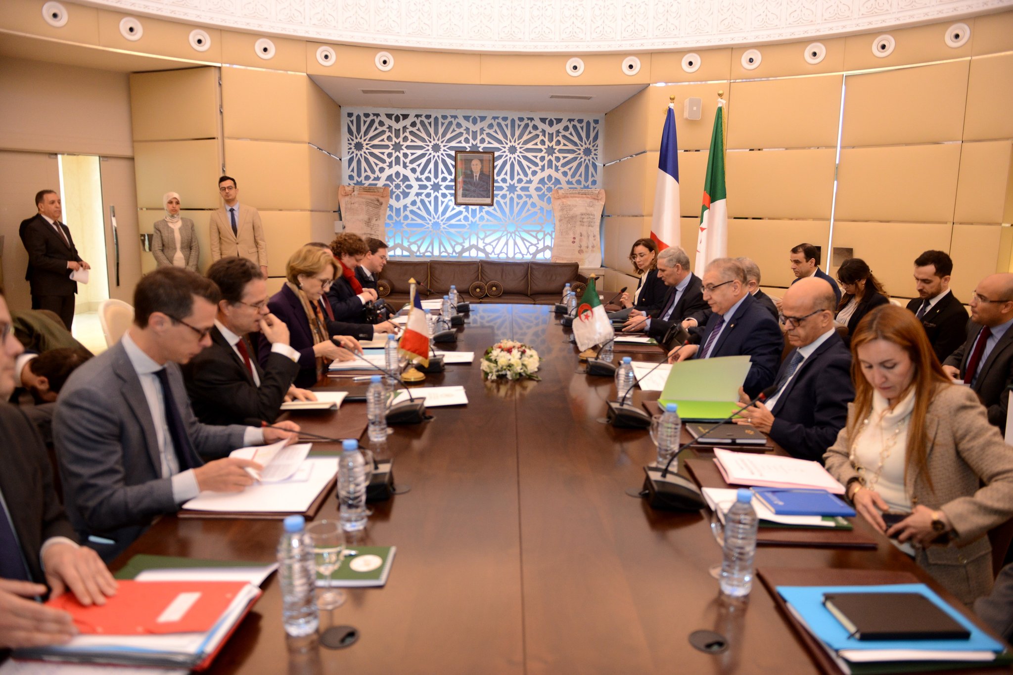 فرنسا والجزائر تجتمعان لـ”تقييم” علاقاتهما ومناقشة ملف الصحراء بعد 24 ساعة على تجديد باريس دعم الحكم الذاتي المغربي