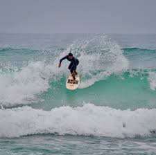 “جيروم صهيون” يهودي يحتل كاب 8 ببوجدور، ويمنع جمعيات ركوب الموج من ممارسة رياضتهم