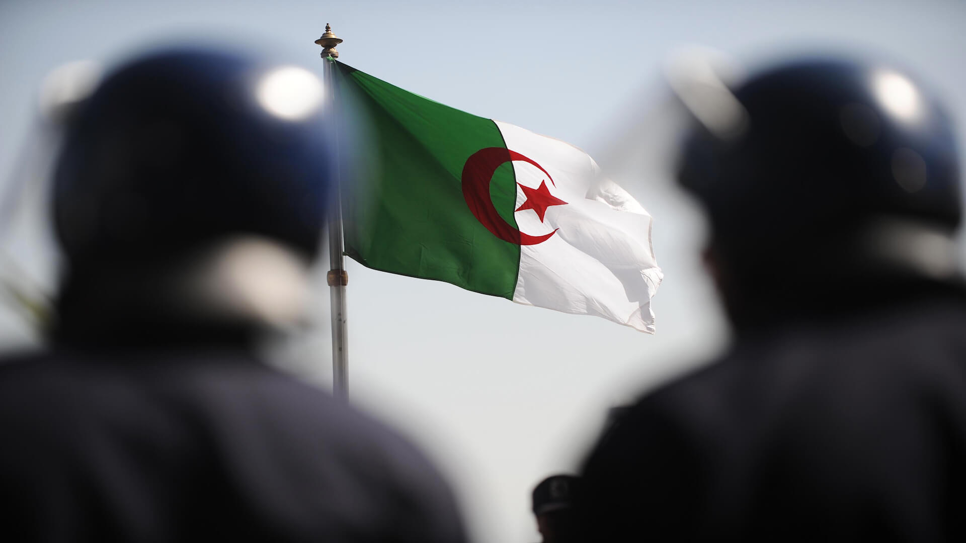 الخارجية البريطانية تحذر رعاياها من السفر إلى الجزائر عقب تفجيرات البليدة وتدعو إلى أقصى درجات الحذر