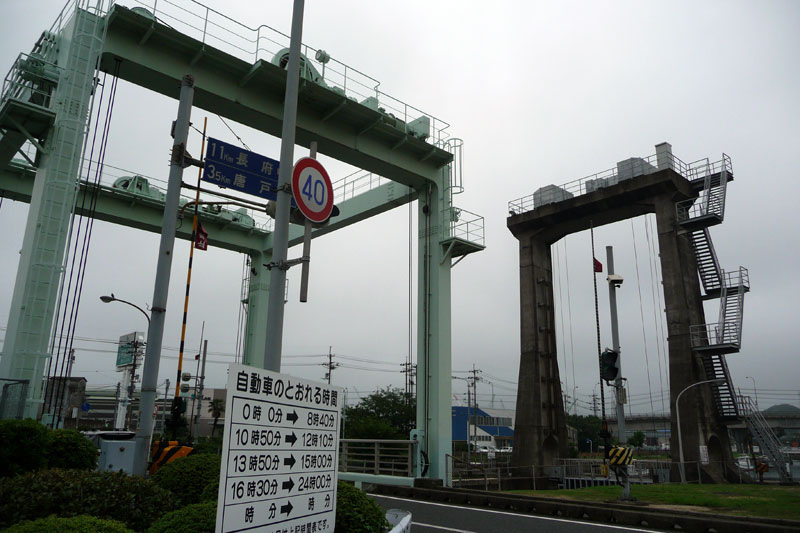 今にも雨が降りそうだった下関漁港閘門