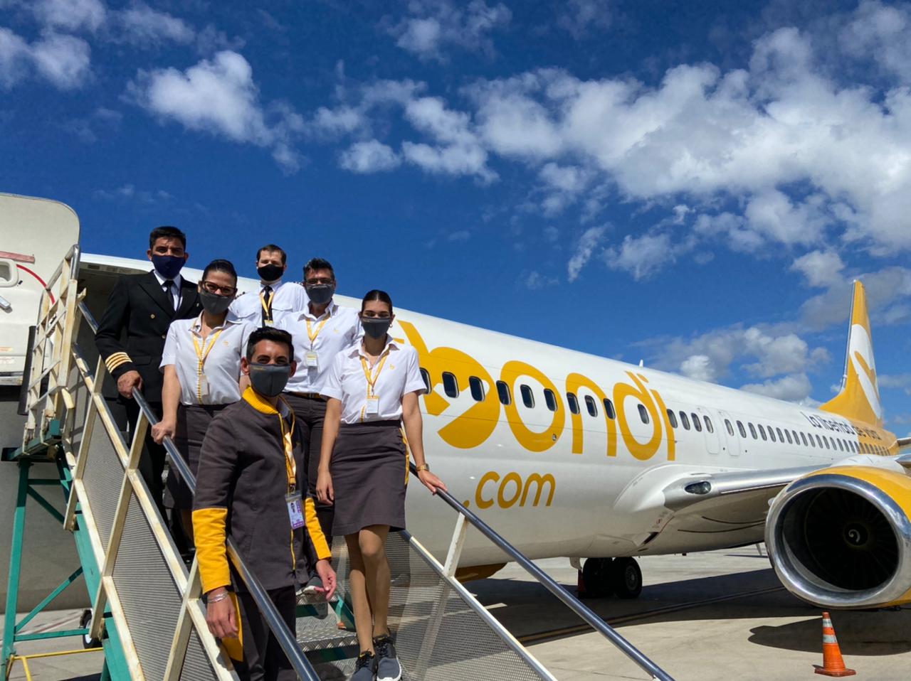 Flybondi busca pilotos y azafatas y sumará 400 empleados en el año, qué beneficios da
