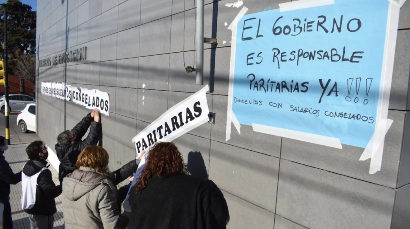 Se caldea otra vez el conflcito Docentes-Gobierno y hay denuncia en Trabajo y Defensoría del Pueblo