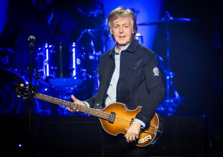 Paul McCartney cumplió 80 años y sigue cantando por el mundo que festeja su obra