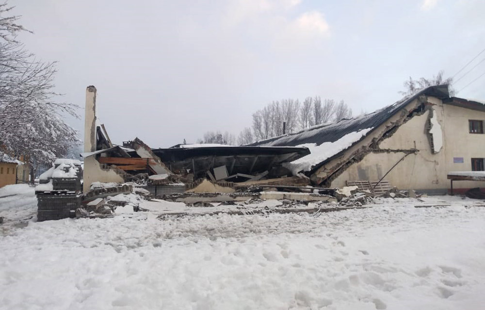 El Hoyo: Se derrumbó el Gimnasio Municipal por el peso de la nieve, pero no hubo afectados