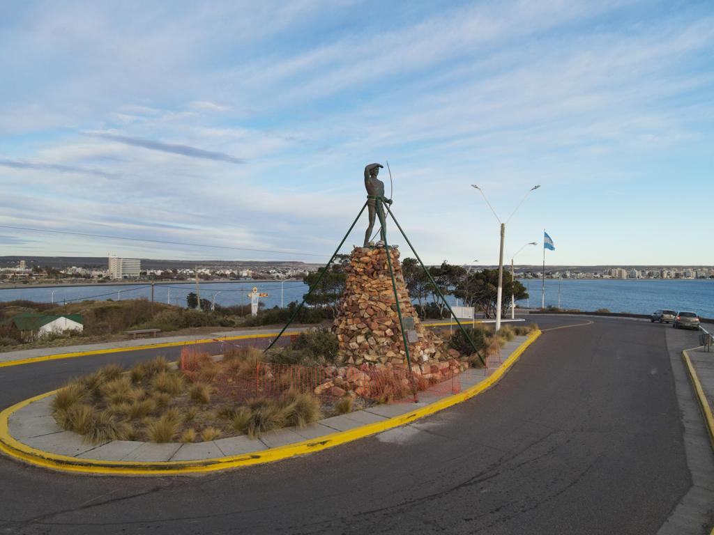 Madryn: en septiembre bajarán el monumento al «Indio Tehuelche» para completar su restauración