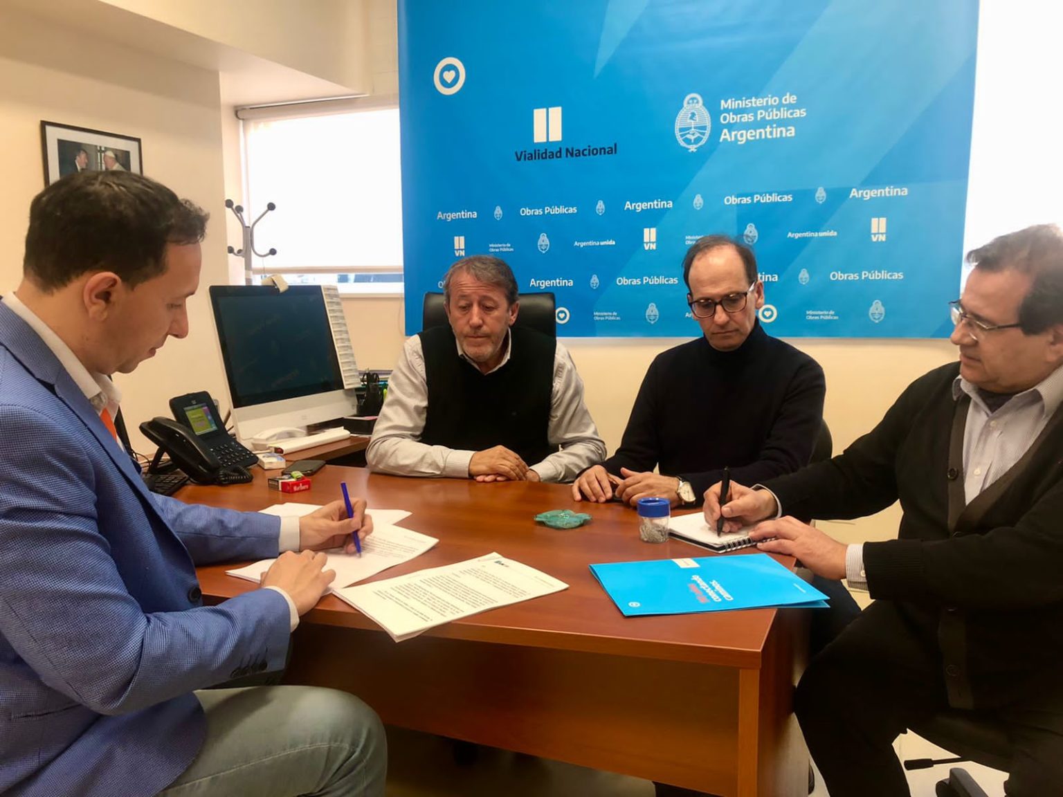 Trelew: Maderna firmó con Vialidad Nacional convenio para pavimentación por $194 millones