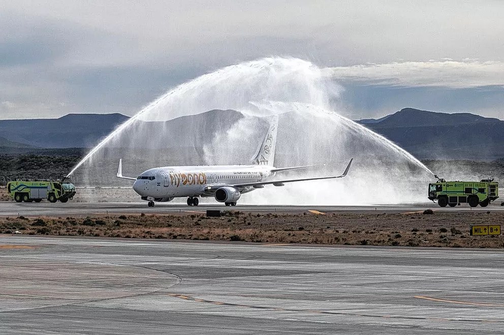 Comodoro: llegó el primer vuelo de Flaybondi y tuvo su bautismo de la buena suerte