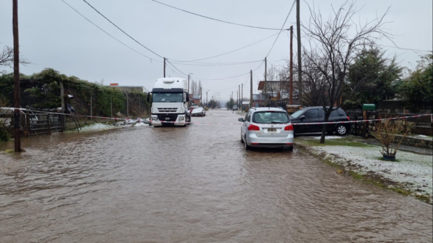 Trevelin complicada por las lluvias: hay desborde de canales y anegaciones en algunos barrios