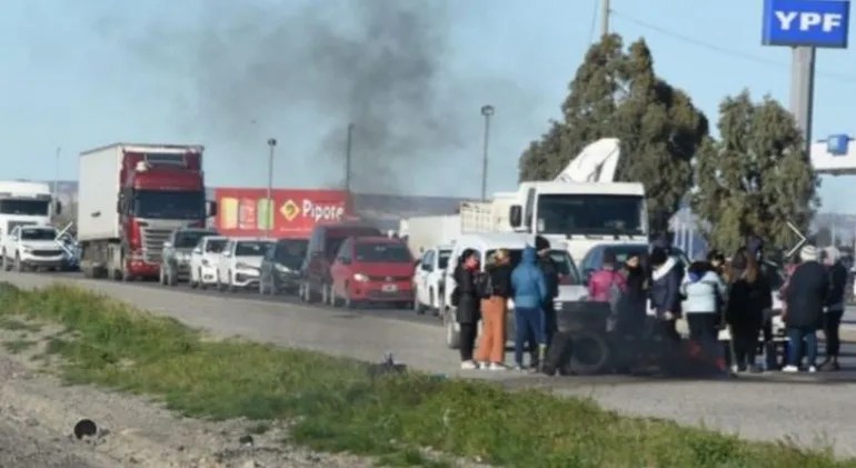 Hasta las 17 ATECH mantendría el corte de Ruta 3 en el acceso a Trelew: liberan autos cada 30 minutos