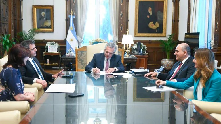 Alberto le asignó por decreto el 30% de la obra pública a los movimientos sociales