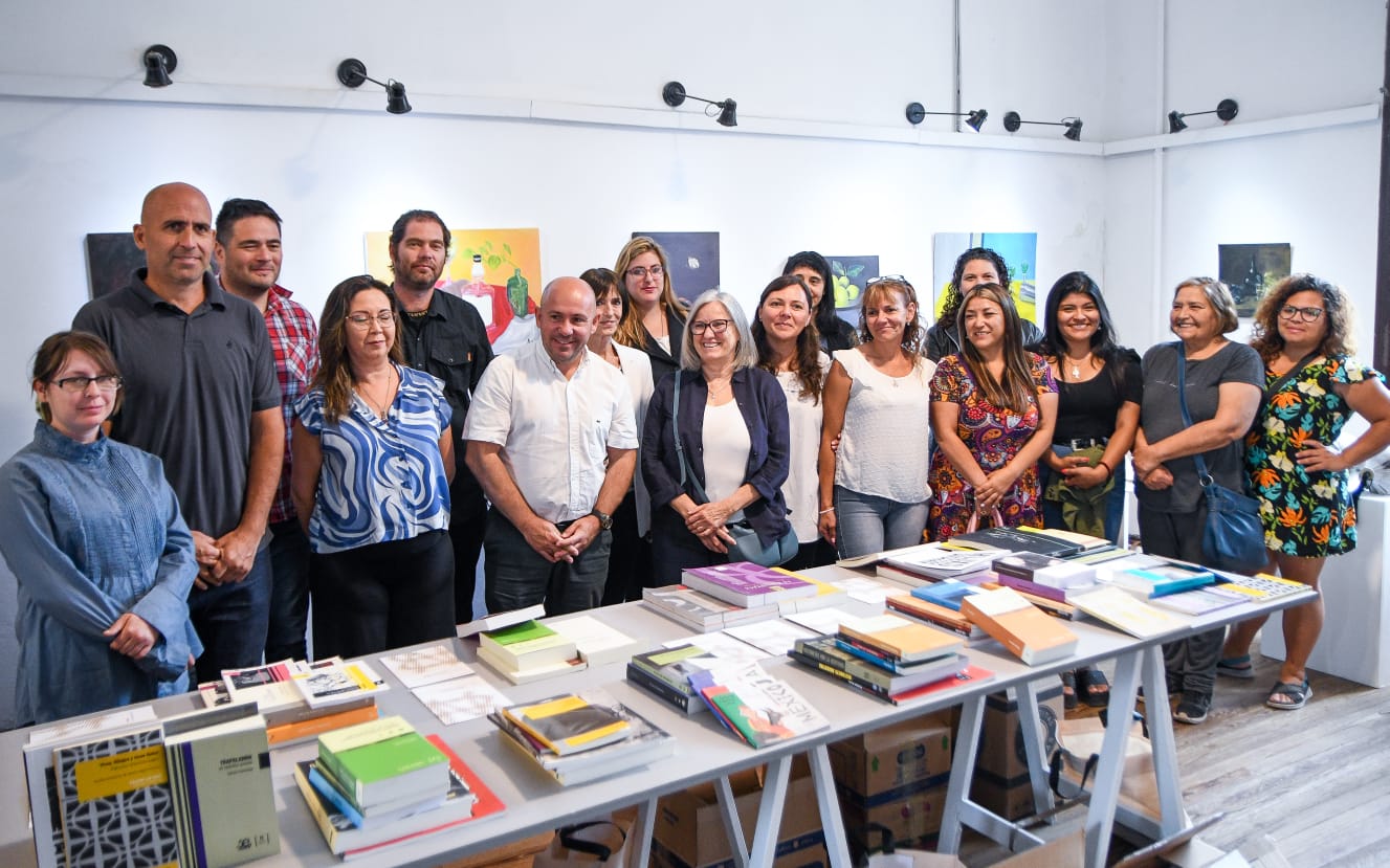 Madryn: Sastre entregó libros para 13 Bibliotecas de la ciudad