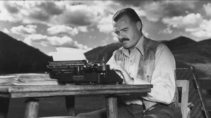 La lista de 16 libros de Ernest Hemingway que cualquier escritor debería leer 